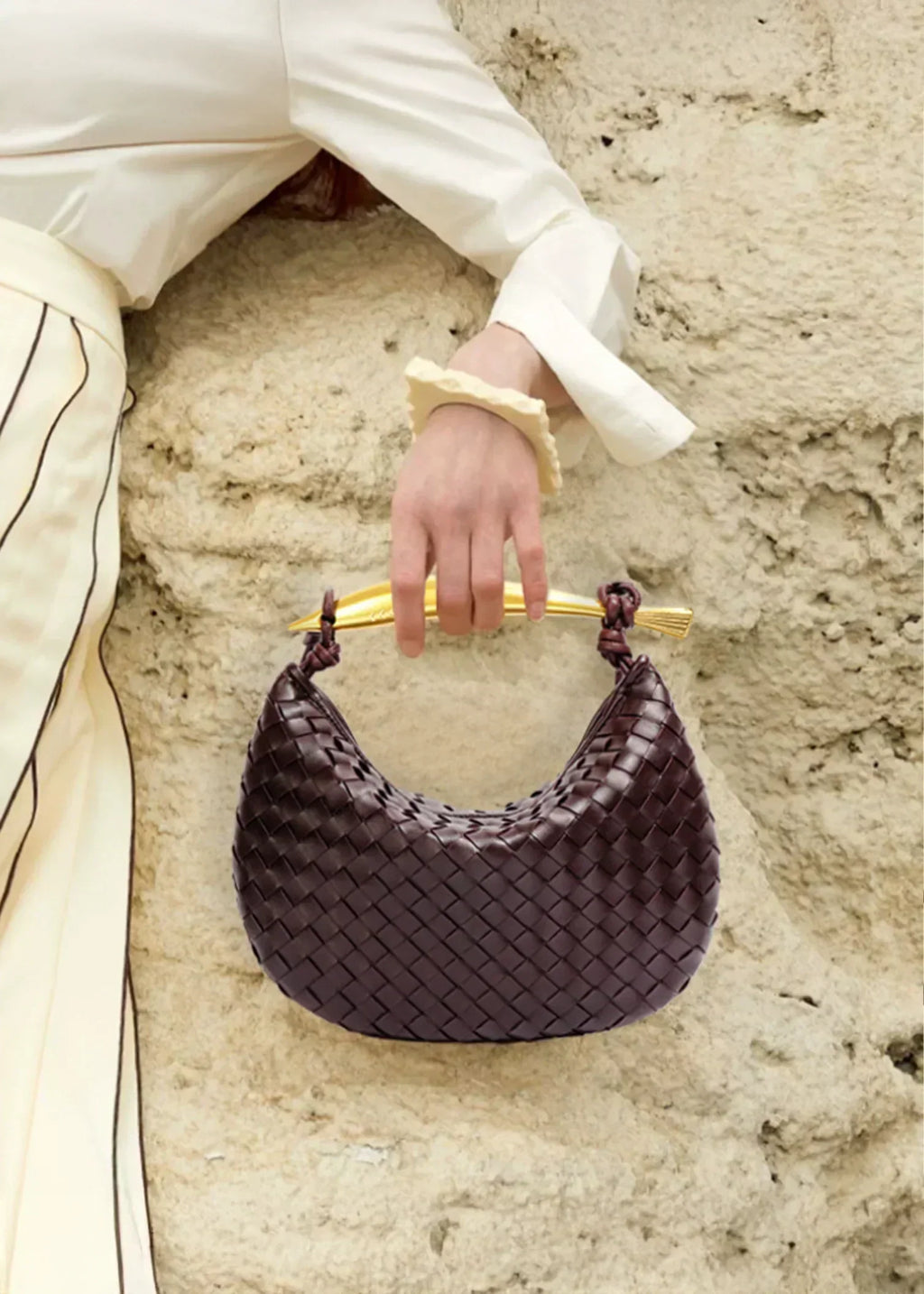 Alejandra | Bolsa Tejida para Mujer con Asa Dorada