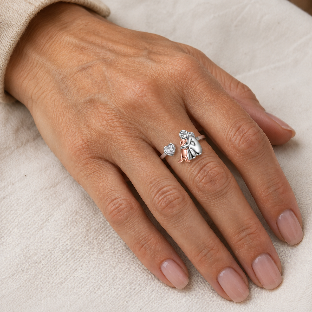 El Abrazo Eterno - Anillo Ajustable con Grabado